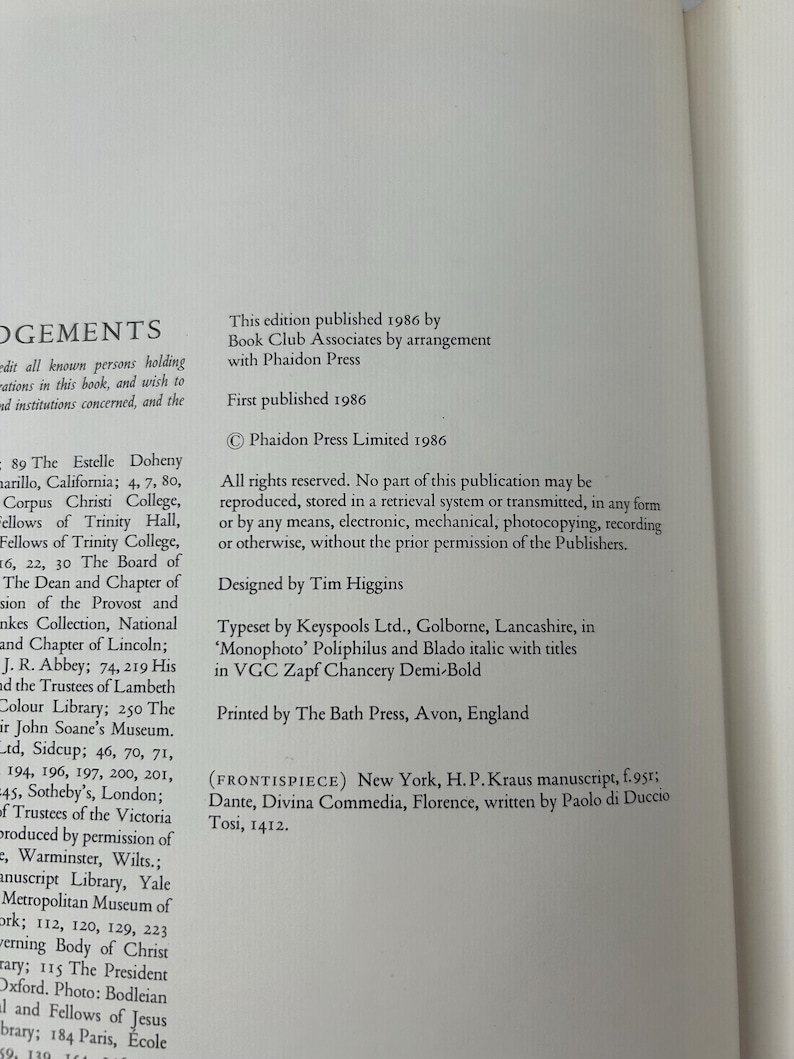 Op de afbeelding: Een pagina uit een boek met zwarte tekst op een witte achtergrond. De tekst beschrijft de publicatiegegevens van het boek, inclusief de uitgever, copyrightinformatie en drukgegevens. De tekst vermeldt ook het frontispice van het boek, dat een manuscript is van H.P. Kraus.