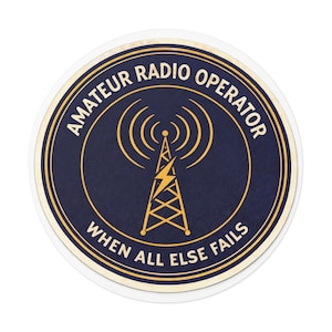 Peut inclure: Autocollant rond avec un fond bleu marine et une bordure dorée. Le texte "AMATEUR RADIO OPERATOR" et "WHEN ALL ELSE FAILS" est en or. Une tour radio dorée avec un éclair est au centre.