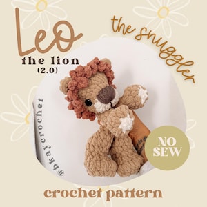 Pode incluir: Um brinquedo de pelúcia de leão de crochê em tons de bege e castanho, com uma juba e membros texturizados. O leão tem focinho e patas brancas, e o texto "Leo the lion (2.0)" é exibido. As palavras "the snuggler" e "crochet pattern" também são visíveis.