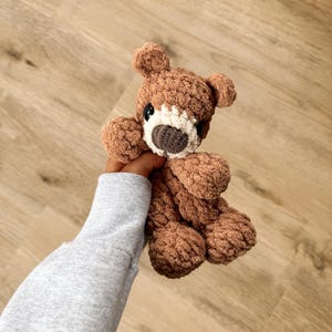 Peut inclure: Un ours en peluche marron fait &agrave; la main avec un aspect pelucheux textur&eacute;. L'ours a un museau blanc, des yeux fonc&eacute;s et un nez brun fonc&eacute;. L'ours mesure environ 20 cm de haut.