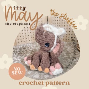 Peut inclure: Un éléphant en peluche crocheté marron avec une touffe de poils blancs sur la tête, des oreilles intérieures roses et des accents roses sur les pieds. L'image contient le texte Itty May the elephant the stuffie, NO SEW, crochet pattern.