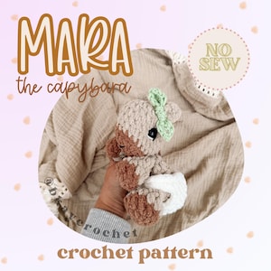 Peut inclure: Une peluche capybara crochetée avec du fil marron, beige et blanc, ornée d'un nœud vert. L'image contient le texte "MARA the capybara" et "crochet pattern". Un graphique "NO SEW" est également présent.