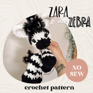 Może przedstawiać: Wzór na szydełku na zabawkę amigurumi w postaci czarno-białej zebry o imieniu Zara Zebra. Wzór jest bezszwowy i zawiera zbliżenie gotowej zabawki.