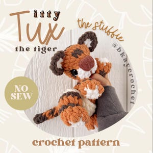 Peut inclure: Un jouet en peluche tigre au crochet composé de fil orange, marron foncé et blanc avec une finition texturée. Le tigre a une tête ronde, de petites oreilles et un corps rayé. Le texte indique Itty Tux the tiger, the stuffie, NO SEW, crochet pattern.