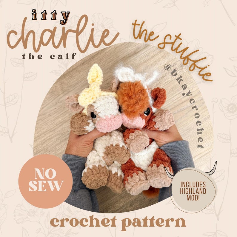 Puede incluir: Dos peluches de ternero de ganchillo en tonos crema, marr&oacute;n y naranja se muestran. El texto de la imagen dice "itty charlie the calf" y "the stubbie". La imagen tambi&eacute;n incluye el texto "NO SEW", "INCLUDES HIGHLAND MOD!" y "crochet pattern".