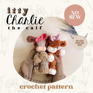 Peut inclure: Deux poupées veau au crochet faites à la main, une grise et une marron, chacune avec un nœud rose ou violet. L'image comprend le texte « itty Charlie the calf » et « crochet pattern ». Un graphique circulaire dit « NO SEW ».