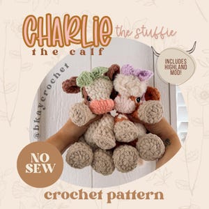 Puede incluir: Dos peluches de ternero de ganchillo, uno con un lazo verde y otro con un lazo morado. El texto "CHARLIE the calf" se muestra encima de los peluches. También se ve el texto "NO SEW crochet pattern".