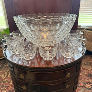 Juego de ponchera de vidrio Federal vintage, diseño Yorktown Thumbprint, vidrio para fiestas de mediados de siglo.