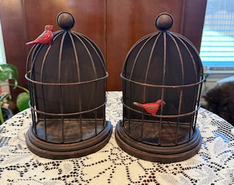 素朴な金属製鳥かご型ブックエンド（赤いカーディナルのアクセント付き）｜ファームハウススタイルの書斎装飾