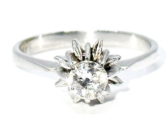 Anello di fidanzamento con fiore solitario e diamante antico in oro bianco 3900 degli anni '50 da 0,50 ct