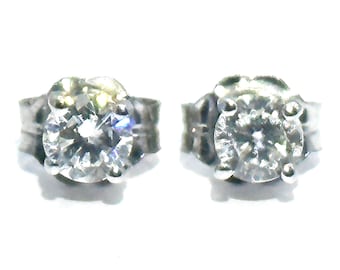 4500 1.01Ct F-VS2 White Gold Round Shape Diamond Stud Earrings 14Kt