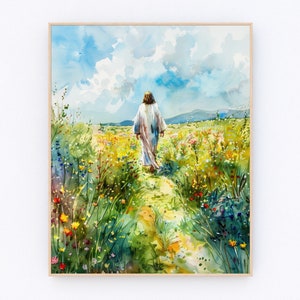Puede incluir: Una pintura de acuarela de una persona con una t&uacute;nica blanca caminando lejos del espectador por un camino a trav&eacute;s de un campo de flores silvestres. El cielo es azul con nubes blancas.