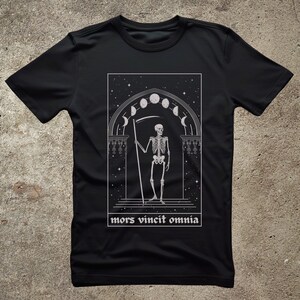 mors vincit omnia, a morte vence tudo, camiseta skeletton, camiseta ocultista, bruxa, camiseta pagã