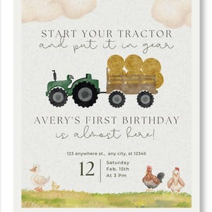 Op de afbeelding: Verjaardagsuitnodiging voor Avery met een illustratie van een groene tractor die een hooikar trekt. De tekst bevat "Start your tractor and put it in gear" en de evenementdetails.