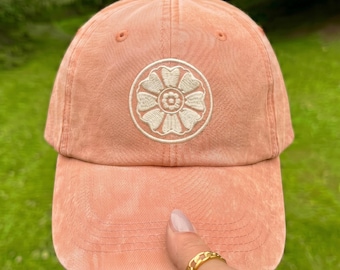 Gorra Comfort Colors con bordado de la Orden del Loto Blanco Pai Sho / Regalos de anime del tío Iroh / Anime de los 90 / Gorra de Avatar: La leyenda de Aang