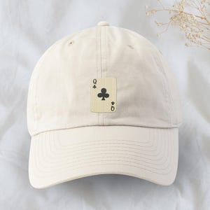Casquette brodée carte de la reine des trèfles | Chapeau simple mignon de carte à jouer | Idées d'enterrement de vie de jeune fille | Marchandise pour les amateurs de jeux de cartes
