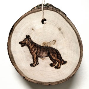 Ornement en bois d&#39;ÉRABLE, bois dur, chant vif, rustique, rond, gravée brûlée, berger allemand, chien, arbre mural suspendu à la fenêtre, coupé à la main, fait main