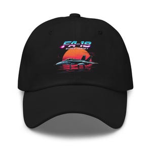 Ilustración del F/A-18 Super Hornet al atardecer: ilustración retro de un avión de combate para aficionados a la aviación y la marina. Gorra de papá.