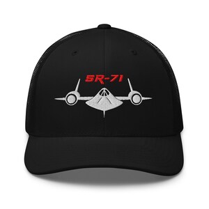 以下が含まれることがあります： 赤い文字で「SR-71」と刺繍された、白い刺繍のSR-71機が施された黒いメッシュトラッカーハット