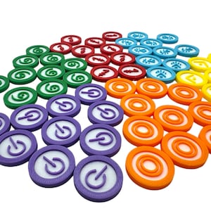 Op de afbeelding: Een verzameling kleurrijke spel fiches in verschillende kleuren, waaronder groen, rood, blauw, oranje, paars en geel. Elke fiche heeft een uniek ontwerp, zoals cijfers, wervelingen, pootafdrukken en stroomsymbolen. De fiches zijn in een verspreid patroon gerangschikt.