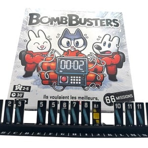 以下が含まれることがあります： 「Bomb Busters」というボードゲームの箱には、漫画のキャラクターと「00:02」と表示されたタイマーが描かれています。ゲームには番号付きのカードと黒いカードホルダーが含まれています。箱には2〜5人のプレイヤーと30分のプレイ時間が表示されています。