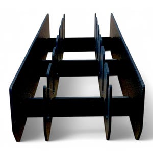 Puede incluir: Organizador de pl&aacute;stico negro con m&uacute;ltiples compartimentos para guardar objetos peque&ntilde;os. El organizador tiene una forma rectangular y est&aacute; hecho de pl&aacute;stico resistente.