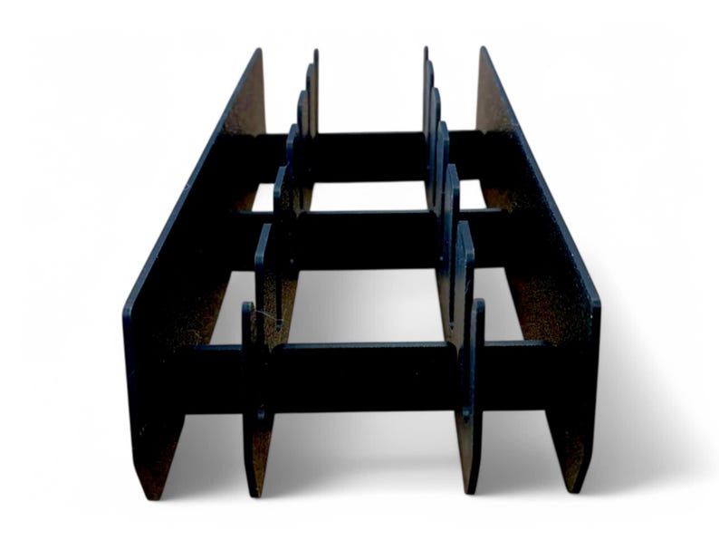 Puede incluir: Organizador de pl&aacute;stico negro con m&uacute;ltiples compartimentos para guardar objetos peque&ntilde;os. El organizador tiene una forma rectangular y est&aacute; hecho de pl&aacute;stico resistente.