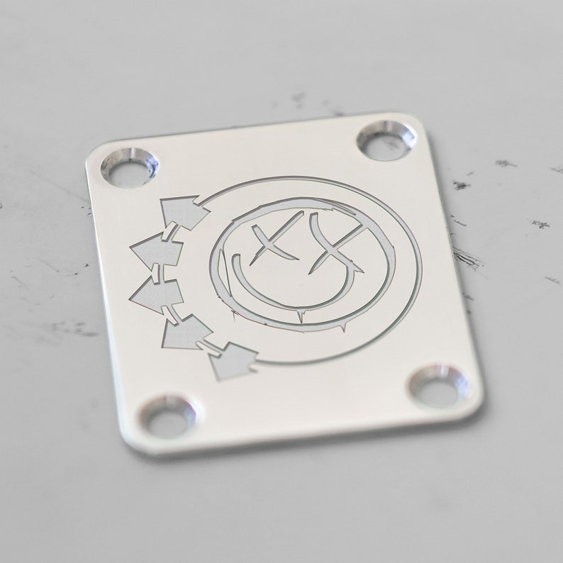 Blink 182 smiley Starcaster Mark hoppus jazz bass Delonge guitar Chrome