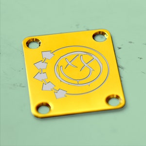 Blink 182 smiley Starcaster Mark hoppus jazz bass Delonge guitar Gold