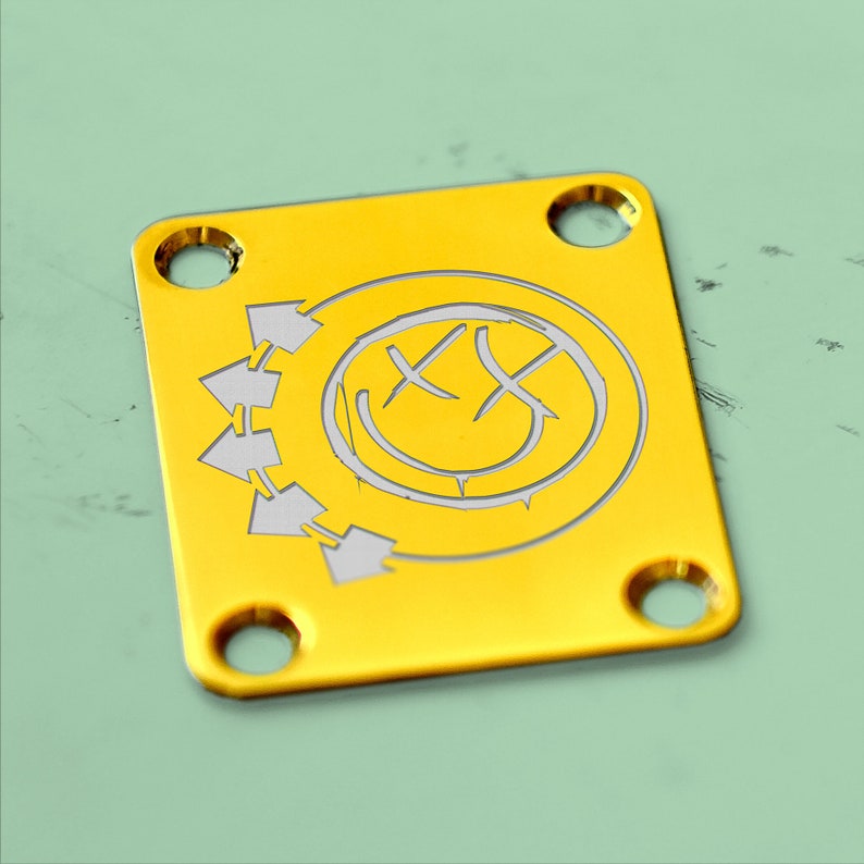 Blink 182 smiley Starcaster Mark hoppus jazz bass Delonge guitar Gold