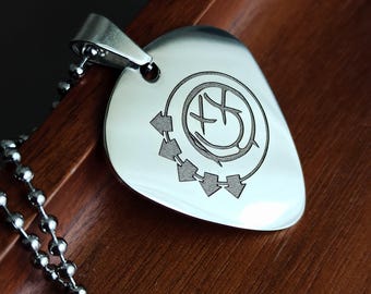 Tom DeLonge Blink182 Halskette mit 5 Pfeilen und Smiley-Logo, Edelstahl-Gitarrenplektrum, Geschenk-Smiley-UFO
