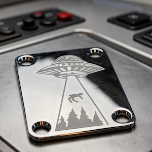 UFOパラノーマル Blink-182ロゴギターネックプレート - 深彫りまたは表面エッチング