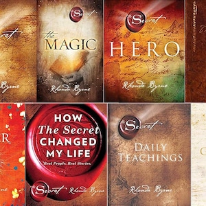 Op de afbeelding: Een verzameling boeken met de titel "Secret" en gerelateerde titels, met een rode waszegel met de letter "S". De boekomslagen hebben een vintage, getextureerde uitstraling met titels als "The Magic" en "The Power".