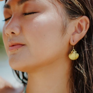 Sunrise Muschel Ohrringe, 18k vergoldete Jakobsmuschel, wasserdichter Ozean Schmuck, tropisch Accessoire, hypoallergen, in Paaren erhältlich