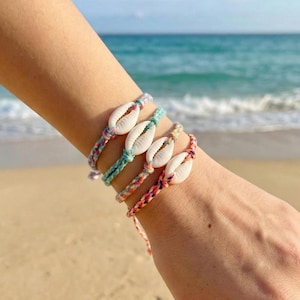 Pulseira Boho de Conchas de Búzios, Pulseira da Amizade Trançada e Colorida, Pulseira de Tornozeleira ou de Pulso para Praia e Verão, Joia de Conchas Ajustável