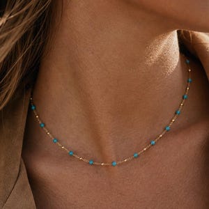 Collier ras du cou perles bleu turquoise et chaîne fine dorée ajustable, bijou délicat coastal cowgirl