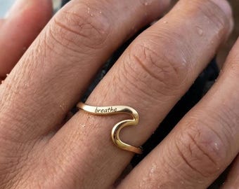 Anillo con diseño de ola grabable, anillo estilo surfista, joyería impermeable, artículos esenciales para la playa, regalo de sirena, acero inoxidable chapado en oro, anillo ajustable.