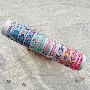 Puede incluir: Un letrero de madera rústica con el texto "Welcome to our home" en letras blancas. El letrero presenta un acabado envejecido y un diseño sencillo y acogedor, ideal para un porche o entrada.