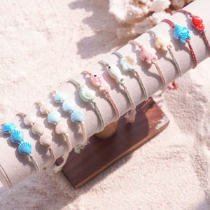Armband med havsberlocker | Keramisk skalfisk, sköldpadda, bläckfiskblomma | Justerbart makramé-strandarmband | Sommargåva med vänskap