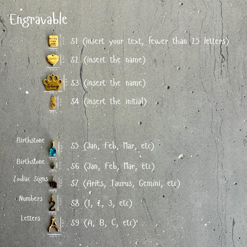 K&ouml;nnte beinhalten: Eine Tabelle mit verschiedenen Gravuroptionen f&uuml;r Schmuck. Die Optionen umfassen Text, Namen, Initialen, Geburtssteine, Sternzeichen, Zahlen und Buchstaben. Die Tabelle befindet sich auf einem grauen, strukturierten Hintergrund.