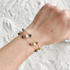 Puede incluir: Juego de tres tazas de cerámica con un esmalte moteado color crema. Cada taza presenta un diseño floral pintado a mano en tonos azules, verdes y amarillos. Las tazas tienen una forma simple y redondeada, con asa.