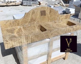 Pia de parede dupla com cuba dupla e frente canelada em mármore Emperador, com painel traseiro artesanal.