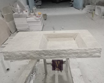 Pia de parede em travertino claro feita à mão: pedra natural com face dividida