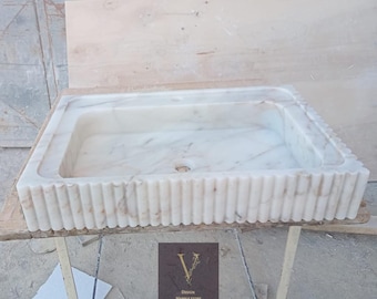 Pia de mármore Calacatta Gold feita à mão: lavatório largo canelado