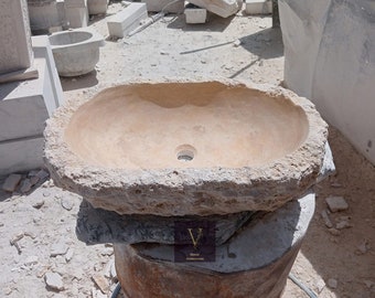 Pia oval de travertino artesanal: móvel de banheiro em pedra rústica