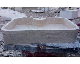 Pia retangular artesanal em travertino com furo para torneira: bancada de pedra natural