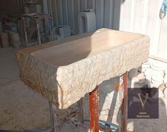 Pia artesanal em travertino natural, para montagem na parede, design orgânico - com furo para torneira