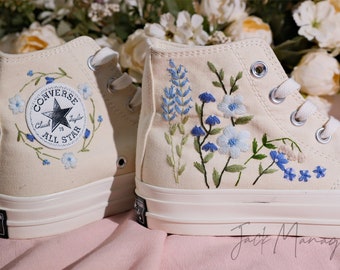 Chaussures brodées Converse, chaussures montantes Converse, Chuck Taylor Converse des années 1970, chaussures de mariage brodées fleurs bleues personnalisées Converse
