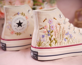 Zapatos bordados Converse, zapatos de caña alta Converse, Converse Chuck Taylor de la década de 1970, zapatos de boda con bordado de abejas de flores personalizados Converse