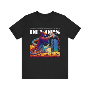 Puede incluir: Camiseta negra con un gráfico de una figura encapuchada conjurando un rack de servidores. El texto "SHAPING CLOUDS | CONJURING WORLDS DEVOPS" está impreso sobre el gráfico.